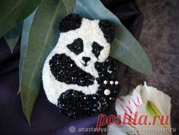Брошь "Панда" Брошь "Панда"Полный перечень используемых материалов в данном мастер-классе:1. Шаблон мадведя и корейский фетр (цвета черный и белый).2. Картон для каркаса броши.3. Экозамша для изнанки и японская булавка.4. Мононить (у меня прозрачная Гамма 0,15 мм).5. Бисерные иглы.6. Кусачки.7....