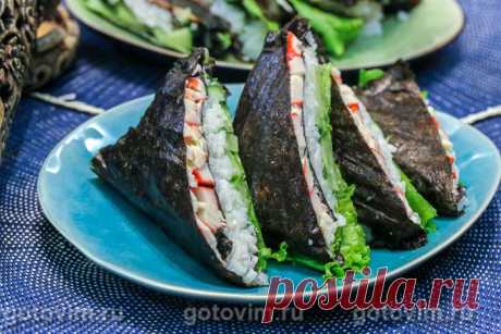 Кимпаб с крабовыми палочками и огурцом. Рецепт с фото Если вам по вкусу японские суши, то корейские кимпабы (или кимбапы) вам тоже понравятся. Ким – это всё те же нори, т.е. пластины из красных водорослей, к которым относится ламинария. Корейские роллы крутят так же, как и суши, но есть и такой необычный вариант – в виде пакетика. Очень удобно брать с собой на перекус. И, кстати, добавлять в начинку можно не только рыбу, но и мясо. И об этом чуть позже.

