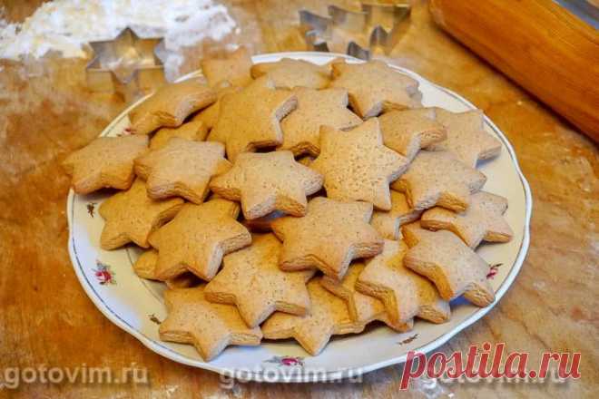 Рождественское печенье. Рецепт с фото Рождественское печенье - вкусное, аппетитное лакомство, которое чаще всего готовят в канун Нового Года и Рождества. Ароматное, сытное и румяное печенье станет отличным угощением к чаю, необычным украшением елки или просто приятным подарком, сделанным с душой. С приготовлением такого праздничного печенья справится любой, даже начинающий кулинар. Домашняя выпечка готовится из простого и легко поддающегося работе теста. Минимум усилий, хо...