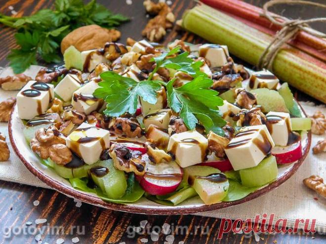 Салат из ревеня с редиской. Рецепт с фото Ревень - полезное растение, богатое витаминами и минералами. В пищу употребляются мясистые черешки. Чаще всего из них варят компот или кисель, некоторые предпочитают варенье. Конечно, много содержащихся в ревене витаминов разрушаются при термической обработке, поэтому лучше все же есть черешки в свежем виде. Например, салат из ревеня понравится любителям необычных вкусов. А в дополнение отлично подойдет редиска, молодая салатная зе...