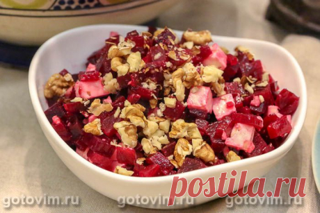 Салат из свеклы с сыром чанах и грецкими орехами. Рецепт с фото Свекла с сыром - удачный кулинарный дуэт. Причем, сорта сыра можно менять по своему вкусу. Сегодня у нас на столе рассольный сыр чанах. Он в меру солёный, вкусный и отлично подошел к сладкой вареной свекле. Для остроты добавили зубчик чеснока, полили салат ароматным растительным маслом и украсили грецкими орехами. Просто и вкусно.