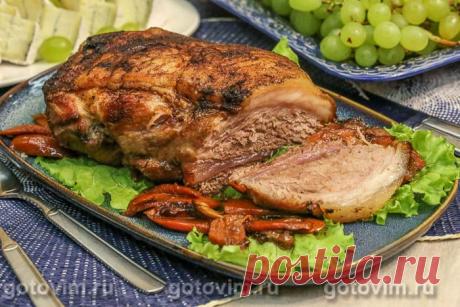 Свинина, томленная в духовке в соевом соусе. Рецепт с фото За основу взяла рецепт томленной подчеревины из книги Гордона Рамзи «Секреты шефа» (самой настоящей и бумажной). Не нашла у себя на кухне хересного уксуса (хереса тоже не оказалось), поэтому вместо него готовила глазурь для мяса с винным уксусом. Пишут, что такая замена допускается. Главное, что мясо получилось нежнейшим. На видео показываю, как его легко нарезать самым ТУПЫМ ножом в доме. Пробуем?