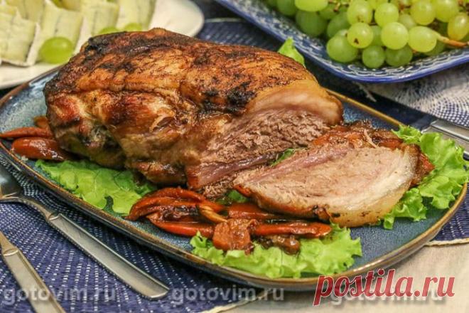 Свинина, томленная в духовке в соевом соусе. Рецепт с фото За основу взяла рецепт томленной подчеревины из книги Гордона Рамзи «Секреты шефа» (самой настоящей и бумажной). Не нашла у себя на кухне хересного уксуса (хереса тоже не оказалось), поэтому вместо него готовила глазурь для мяса с винным уксусом. Пишут, что такая замена допускается. Главное, что мясо получилось нежнейшим. На видео показываю, как его легко нарезать самым ТУПЫМ ножом в доме. Пробуем?