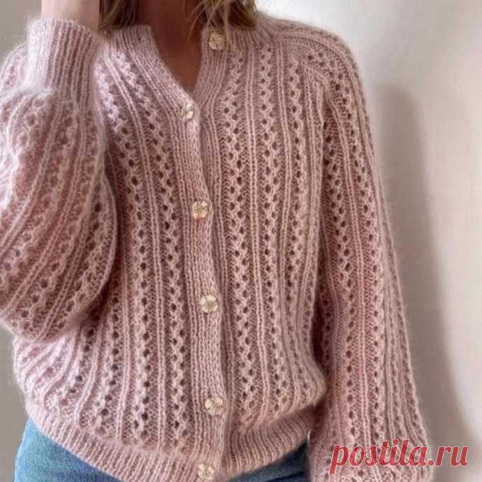 Узор спицами для кардигана, кофты Краткий разбор двух моделей, связанных одним узором.Этот простой и вместе с тем очень симпатичный узор так и просится, чтобы его вязали регланом сверху. Потому что раппорт узора очень удобно укладывается в эту конструкцию: по 4 раппорта на перед и спинку и по 2 раппорта на рукава. Просто...