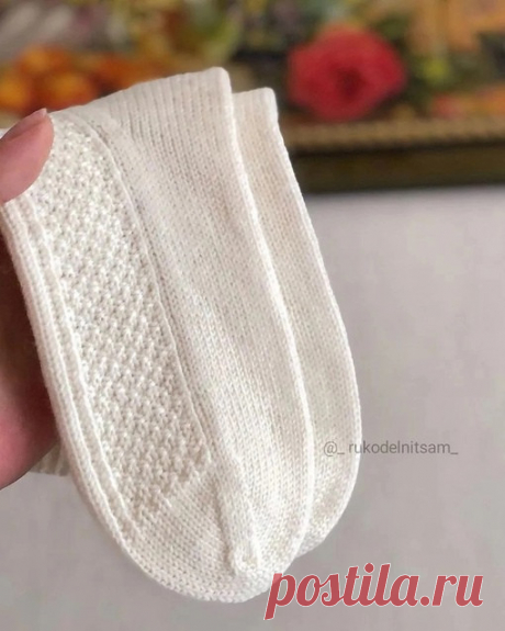 Светлые носочки спицами от автора @_natali.knit_ * Пряжа-любая носочная 100гр/420 м Спицы-2 или 2,25 мм Описание для размеров 36-38 набрать на спицы любым удобным способом 64+1 п (если чулочные, то распределить по 16 п на каждую; если круговые спицы, то по 32 п на каждую) провязать 12-14 рядов резинкой 1*1, где...