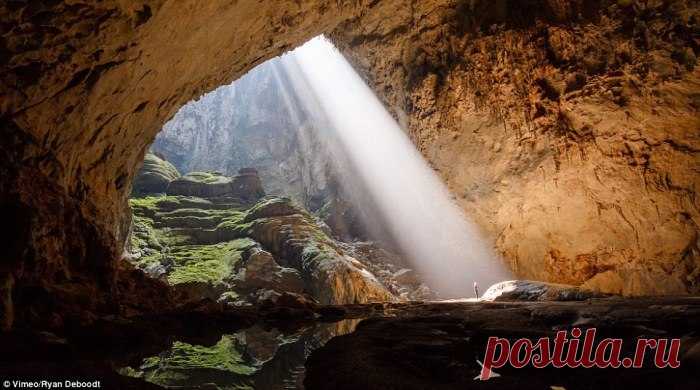 Крупнейшая пещера в мире Hang Son Doong, Вьетнам Hang Son Doong - это 5-километровая пещера, которую обнаружили в 1991 году. Местный житель случайно наткнулся на неё, когда ему пришлось искать укрытие от ненастья.