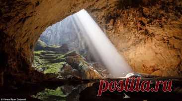 Крупнейшая пещера в мире Hang Son Doong, Вьетнам Hang Son Doong - это 5-километровая пещера, которую обнаружили в 1991 году. Местный житель случайно наткнулся на неё, когда ему пришлось искать укрытие от ненастья.