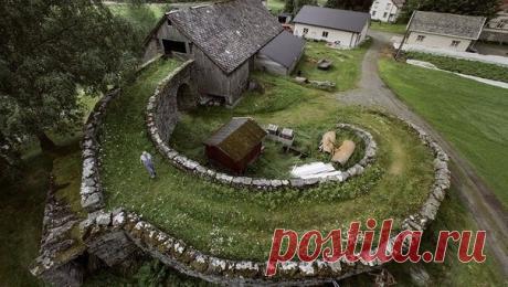 Деревушка в Норвегии возле горы Иннердален.