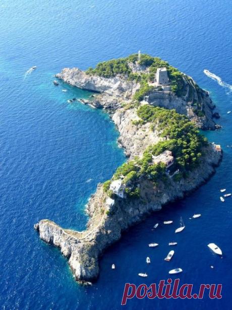 Остров в форме дельфина, Италия Это остров Сиренузе в виде дельфина из архипелага Ли Галли, расположенного недалеко от побережья Амальфи в Южной Италии, между Капри и Позитано.Ли Галли также называют Сиренузскими островами в честь сирен из греческой мифологии, которые именно здесь своим волшебным пением соблазняли...