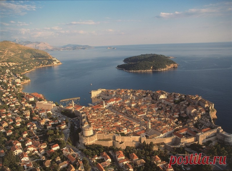 Дубровник Дубровник (Dubrovnik) — крупнейший хорватский город и порт в Южной Далмации, «жемчужина Адриатики», который великий британский драматург  Бернард Шоу по праву назвал «раем на земле».