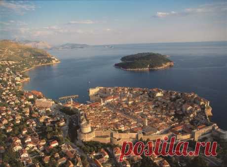Дубровник Дубровник (Dubrovnik) — крупнейший хорватский город и порт в Южной Далмации, «жемчужина Адриатики», который великий британский драматург  Бернард Шоу по праву назвал «раем на земле».