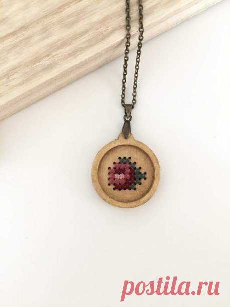 Collar madera rosa bordada punto de cruz~ Comprar bordados en madera