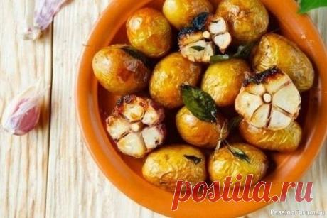 Польза жареного чеснока Чеснок &mdash; это один из самых полезных продуктов на планете! И все мы знаем, что многие люди во всем мире используют сырой чеснок как традиционное средство, чтобы контролировать высокое и низкое кровяное давление, высокий уровень холестерина; чтобы бороться с ишемической болезнью...