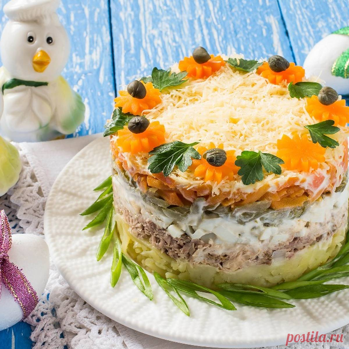 Салат фото новый рецепты. Салат Мимоза Высоцкая. Украшение слоеных салатов. Слоеный салат на день рождения. Красивый и вкусный салат на новый год.
