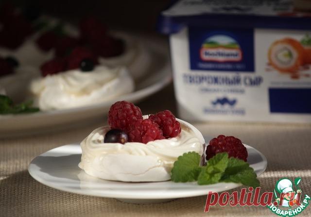 Мини-Павловы с ягодой. Невероятно вкусное пирожное! Легкое и воздушное, как прыжок Анны Павловой, в честь которой назван сам десерт. Не откажите себе в удовольствие и приготовьте это восхитительное пирожное.