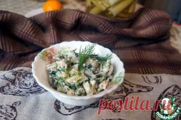 Салат с говяжьим сердцем и маринованными овощами. Такой салат – почти самостоятельное блюдо. Сердце делает его сытным, а маринованные овощи придают свежесть и остроту. Говяжье сердце мне попалось довольно большое, больше двух килограммов. Мне хватило его и на бефстроганов, и на окрошку, и вот на этот салат, и еще осталось. 
 Овощи – это белокочанная капуста и стеблевой сельдерей. Мариновал я их вместе, маринад обычный: соль, сахар, перец черный и душистый горошком, уксус. А вот сердце…