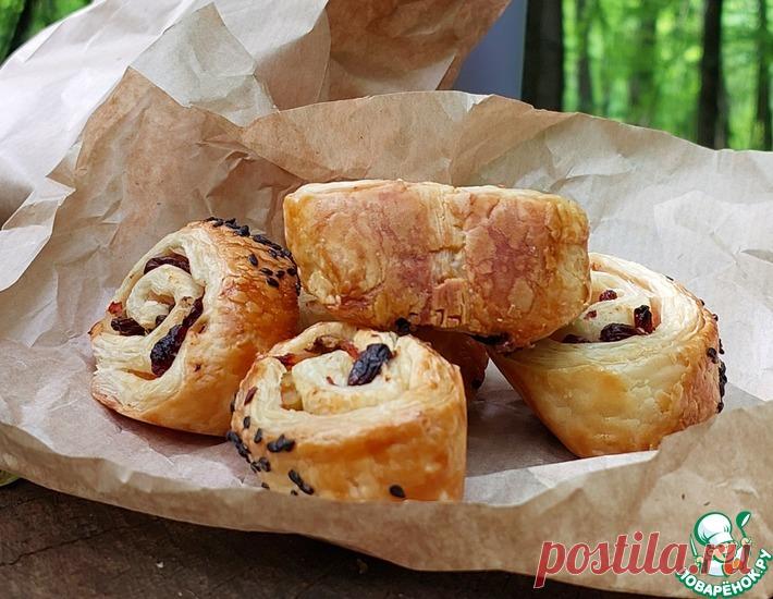 Слойки с ветчиной, изюмом и оливками – кулинарный рецепт