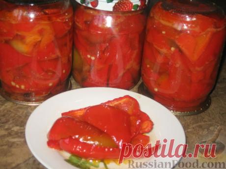 Перец с маслом и медом
Если сравнивать болгарский маринованный перец и перец с медом, то последний, конечно, вкуснее. Мед вносит во вкус перца что-то такое приятное сладковатое, пряное. Лучше всего с медом консервировать красную ротунду – мясистые круглые перцы. Но и обычный красный перец с медом тоже хорош.