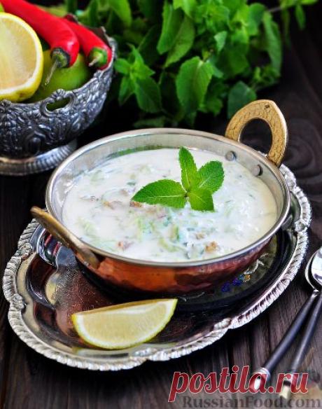 Мастохияр - блюдо иранской кухни, соус на основе кисломолочного продукта, со свежими огурцами. Блюдо легкое, освежающее, чем-то напоминает окрошку. И готовится считанные минуты. Настоящая находка в жаркие летние дни, когда неохота долго стоять возле плиты.