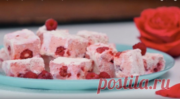 Маршмэллоу с малиной Ингредиенты:Листовой желатин &mdash; 20 гСахарный песок &mdash; 500 г&nbsp;Сироп глюкозы &mdash; 2 ст. л.&nbsp;Яичный белок &mdash; 2 шт.&nbsp;Малина &mdash; 450 г&nbsp;Вода &mdash; 200 г&nbsp;Пищевой краситель&nbsp;&nbsp;Кукурузная мука &mdash; 150 г&nbsp;Сахарная пудра &mdash; 150...