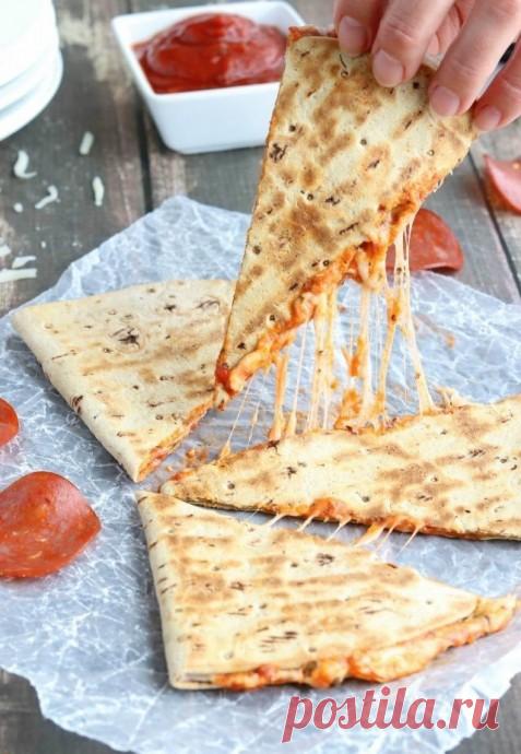 ​Кесадилья-пицца с пепперони за 5 минут