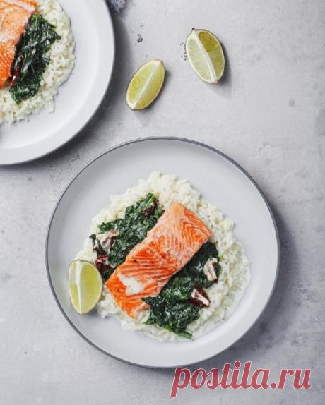 ​Филе красной рыбы с соусом из шпината Ингредиенты:Филе красной рыбы &mdash; 200 гСоль &mdash; по вкусу&nbsp;Перец &mdash; по вкусу&nbsp;Оливковое масло &mdash; опционально&nbsp;Лимон &mdash; по вкусу&nbsp;Шпинат &mdash; 200 г&nbsp;Чеснок &mdash; по вкусу&nbsp;Вяленые томаты &mdash; по вкусу&nbsp;Сливки 22%&mdash; 200...