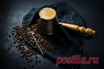 Кофе с солью: рецепт для турки Ингредиенты: вода - 230 млмолотый кофе - 5 ч.л.морская соль - щепоткакоричневый сахар- 1 ч.л. или больше, по вкусуПриготовление:Три чайных ложки молотого кофе высыпьте на дно турки, сюда же добавьте соль.&nbsp;Поставьте турку на небольшой огонь и прогрейте кофе, постоянно помешивая...