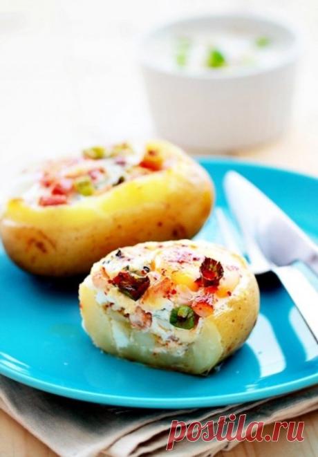 Лодочки из картошки с сыром и беконом Ингредиенты:Крупный картофель — 6 шт.Яйца — 12 шт. Растительное масло — 3 ст. л. Сыр — 150 г Зеленый лук — 2 стебля Бекон (колбаса или сосиски) — 250 г Хлопья красного перца — по вкусу Соль — по вкусу Перец...