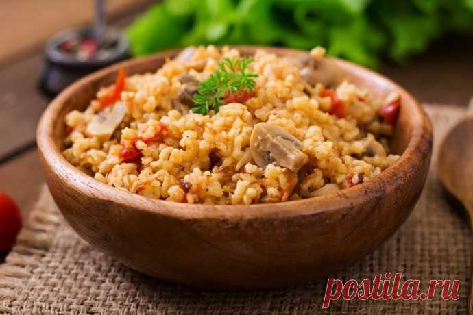 Булгур с овощами и грибами Приготовьте овощной плов, заменяя привычный рис булгуром. Результат вас приятно удивит.Ингредиенты:булгур - 1 стакангрибы - 250 глук - 1 шт.помидоры - 1 шт.морковь - 1 шт.чеснок - 2 зубчикавода - 1 стакандушистый перец - 3 горошинысоль, перец - 3 горошины растительное...