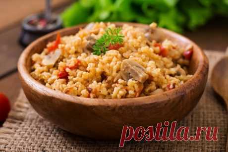 Булгур с овощами и грибами Приготовьте овощной плов, заменяя привычный рис булгуром. Результат вас приятно удивит.Ингредиенты:булгур - 1 стакангрибы - 250 глук - 1 шт.помидоры - 1 шт.морковь - 1 шт.чеснок - 2 зубчикавода - 1 стакандушистый перец - 3 горошинысоль, перец - 3 горошины растительное...