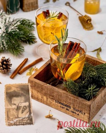 ​Липовый глинтвейн на белом вине Ингредиенты на 1 порцию:Белое сухое вино &mdash; 150 млСухие цветки липы &mdash; 2 гМёд &mdash; 20 млКорица &mdash; 1 палочкаЦедра лимонаМускатный орех &mdash; 3 гДольки свежего лимона и веточки розмарина для украшенияПриготовление:1. Смешать все ингредиенты в сотейнике.2. Довести до...