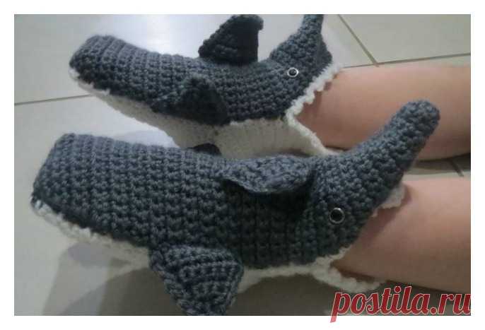 Hungry Shark Baby Slippers Free Crochet Pattern Take a look at this Adorable Hungry Shark Baby Slippers Free Crochet Pattern. Despite the fact that they're shaped like sharks. Baby Socks, Baby Shower Gift.