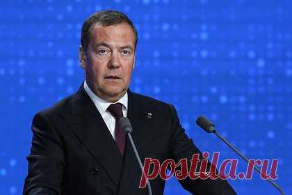 «Собаке собачья смерть». Медведев резко высказался об убийстве пилота-перебежчика Кузьминова. Что еще говорят в России?. Зампред Совбеза России Дмитрий Медведев резко высказался об убийстве пилота-перебежчика Максима Кузьминова, угнавшего вертолет Ми-8 на территорию Украины. Сообщения о возможной смерти бывшего летчика Минобороны в Испании появились 19 февраля. «Собаке собачья смерть», — заявил политик.