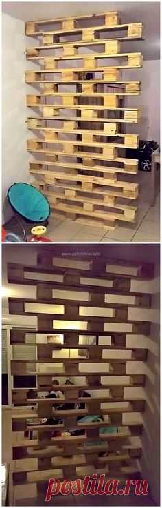 This wood pallet space divider plan is crafted for your ease. If you have a large room but you yearn to divide your room in a delightful manner then this room divider will assist you in the matter and at the same time, it will give your room a glamorous look.