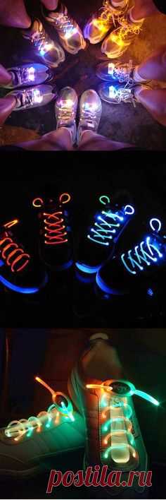 16. Para todos aquellos que manejen bicicleta y necesiten llevar chalecos luminosos como medida de seguridad durante las noches, también puedes llevar estos zapatos.