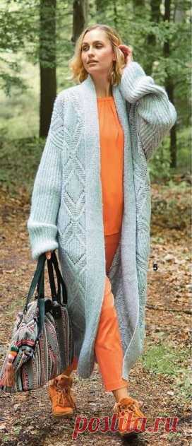 Длинное серебристое пальто спицами - WEKNIT Серебристо-серое пальто длинной почти до щиколотки хорошо смотрится не только в комбинации с оранжевым. Оно будет сопровождать вас не один сезон и радовать выразительным узором из крупных ромбов.