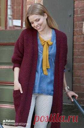 Длинный кардиган со спущенным плечом Уютный кардиган спицами для женщин, выполненный из довольно толстой шерстяной пряжи. Вязание модели осуществляется различными видами резинки, включая...