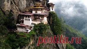 Такцанг-лакханг (Монастырь «Гнездо тигрицы»). Паро, Бутан 
Буддийский монастырь в Бутане находящийся на скале высотой 3120 метров. По легенде великий индийский учитель Гуру Ринпоче прилетел в это место для медитаций на спине тигрицы в которую превратилась его жена. Монастырь является одним из крупнейших религиозных центров Бутана.