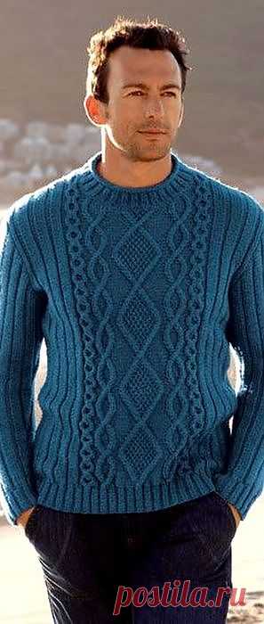 Синий пуловер.