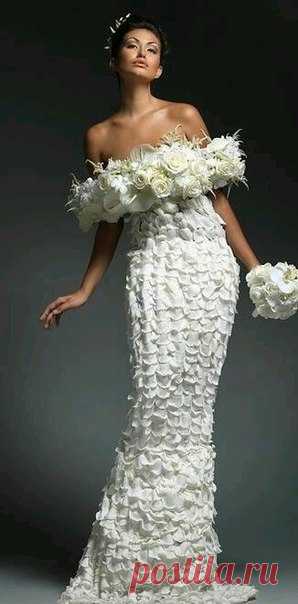 К белому платью белые цветы === невесте !!!