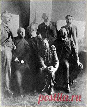 Մեր մեծերի աստղաբույլը:
Կոմիտաս, Ղ. Աղայան, Վրթ. Փափազյան, Լ. Շանթ, Գ. Բաշինջաղյան, Հովհ. Թումանյան, Ավ. Իսահակյան: 
Գեվորգ Բաշինջաղյանի արվեստանոցում, Թիֆլիս, 1908