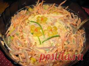 Лучшие кулинарные рецепты - Салат из свежей моркови с копченой колбасой и кукурузой «Аврора»