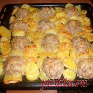 Мясные ежики с картошкой под сыром