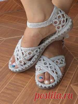 Inspiration and tutorials how to make shoes in crochet. | Crochet patterns free