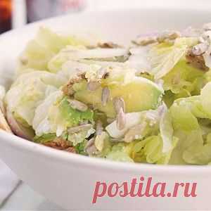 Салат «Цезарь» с курицей и авокадо рецепт – салаты