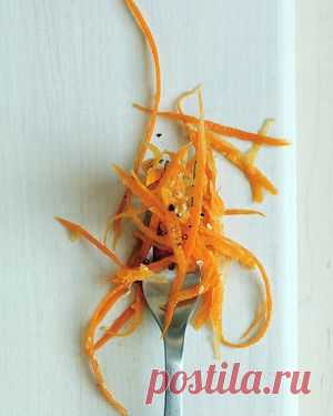 👌 Полезный салат из моркови с имбирём, рецепты с фото Этот морковный салат очень прост, но в то же время обладает отменным, особенным вкусом. Всё дело в использовании кунжутного масла и имбиря, которые придают салату особой пикантност...