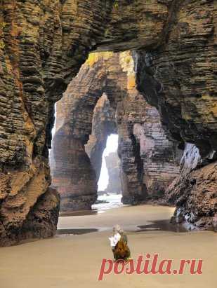 Пляж Лас-Катедралес (Beach of the Cathedrals), Рибадео (Ribadeo), Испания. 
Поразительные арки и опоры, напоминающие соборы, на этом пляже в Испании формировались водной эрозией на протяжении тысяч лет.