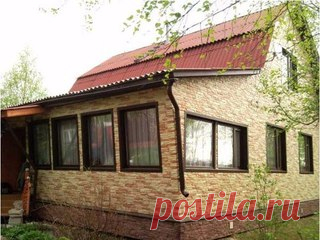 Виды сайдинга для обшивки дома
Производители предлагают различные виды сайдинга – цокольный, керамический, стальной, деревянный, цементный, алюминиевый, медный. Сайдинг сегодня получил огромную популярность. Его используют для обшивки частных домов, офисных зданий, коммерческих помещений и т.д. Такое признание материал завоевал, благодаря своим качествам – долговечности, прочности, привлекательному и аккуратному внешнему виду.
Что такое сайдинг и его достоинства
Сайд...