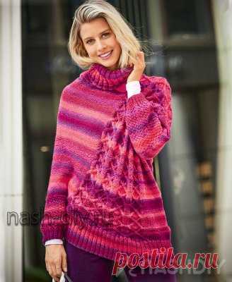 Яркий вязаный свитер-пончо спицами с рельефным узором