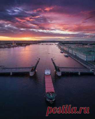 Санкт-Петербург, Россия
🌞🌅🌍